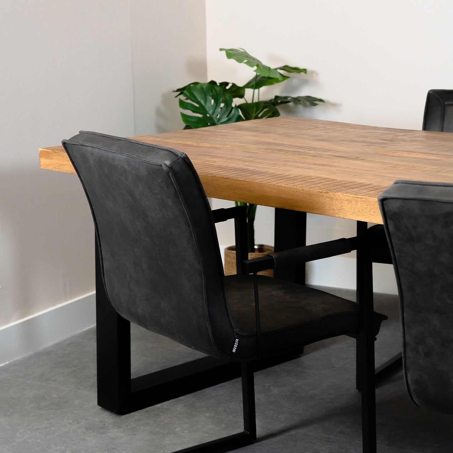 eetkamertafel mangohout met u poot