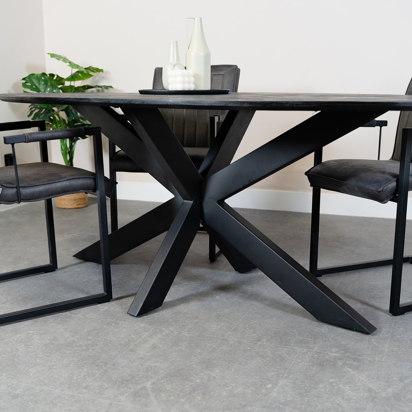 ovale eettafel zwart met matrix poot