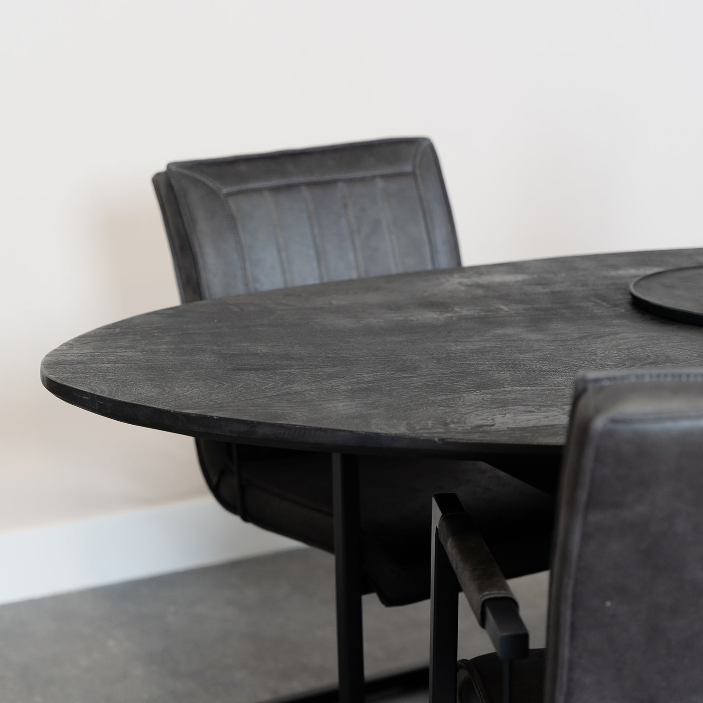 ovale eetkamertafel mangohout zwarte afwerking