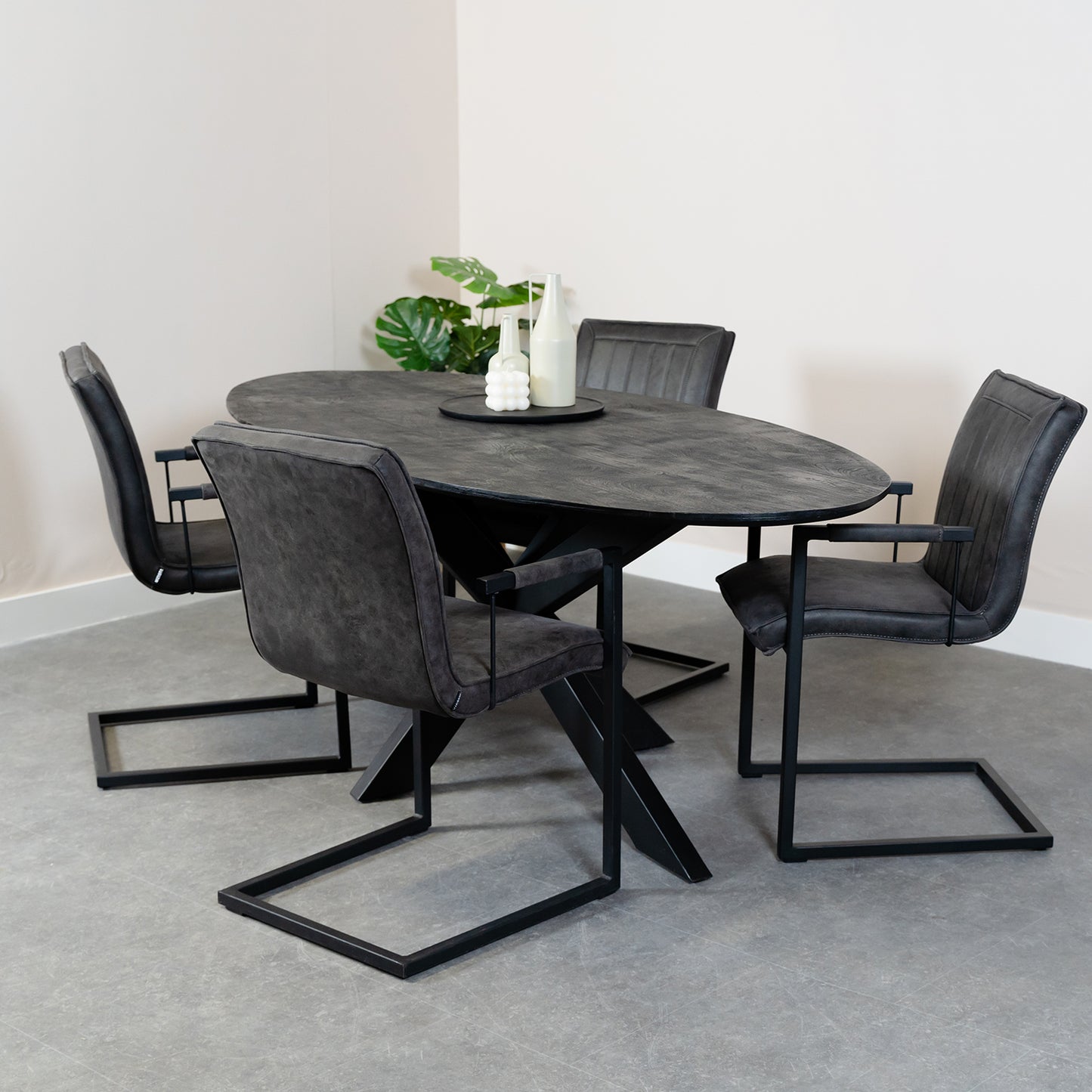 ovale eettafel met matrix poot en zwart mangohout