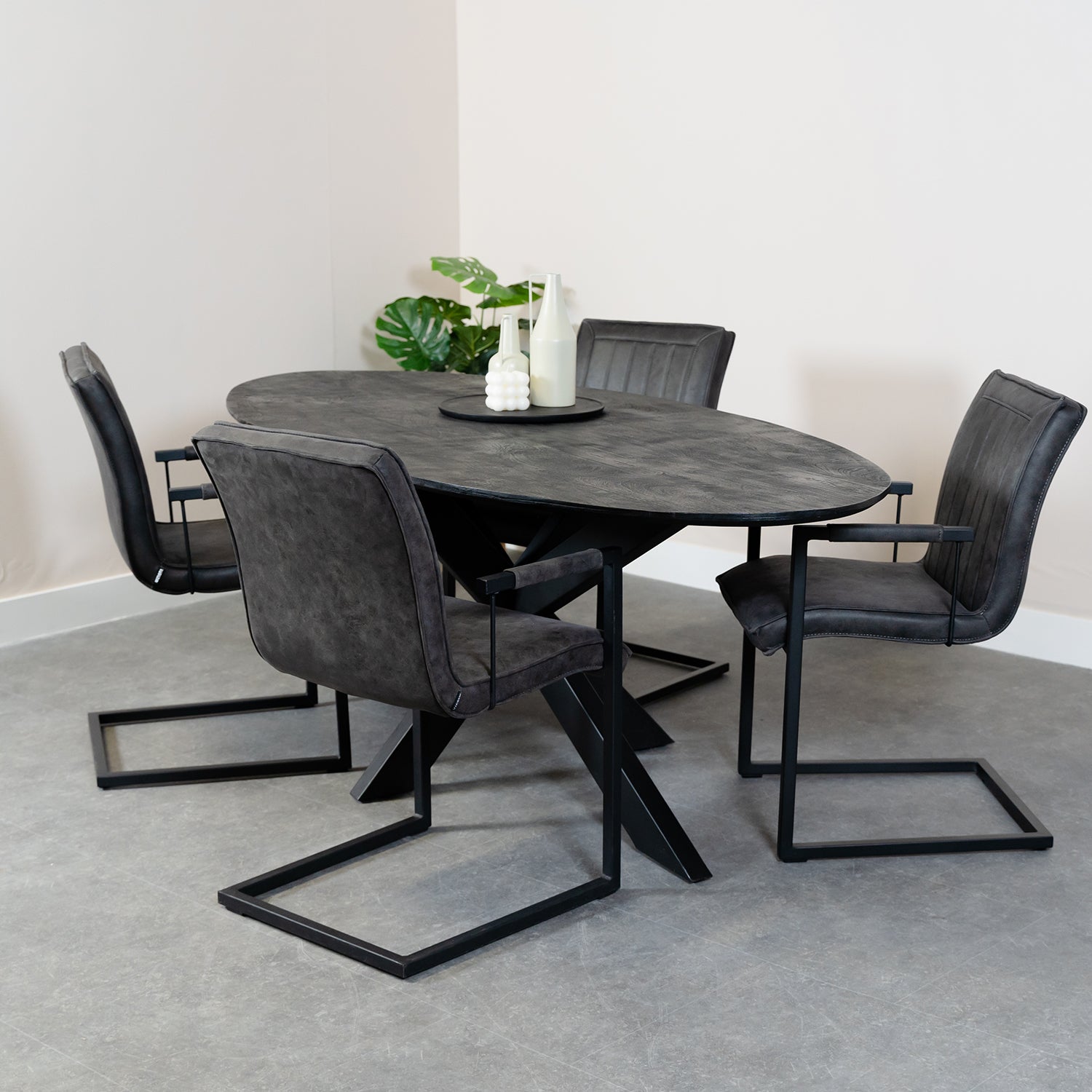 ovale eettafel met matrix poot en zwart mangohout