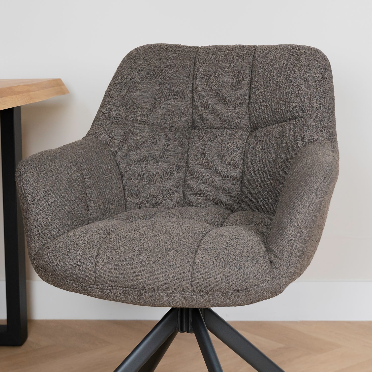 draaibare eetkamerstoel donker bruin bouclé