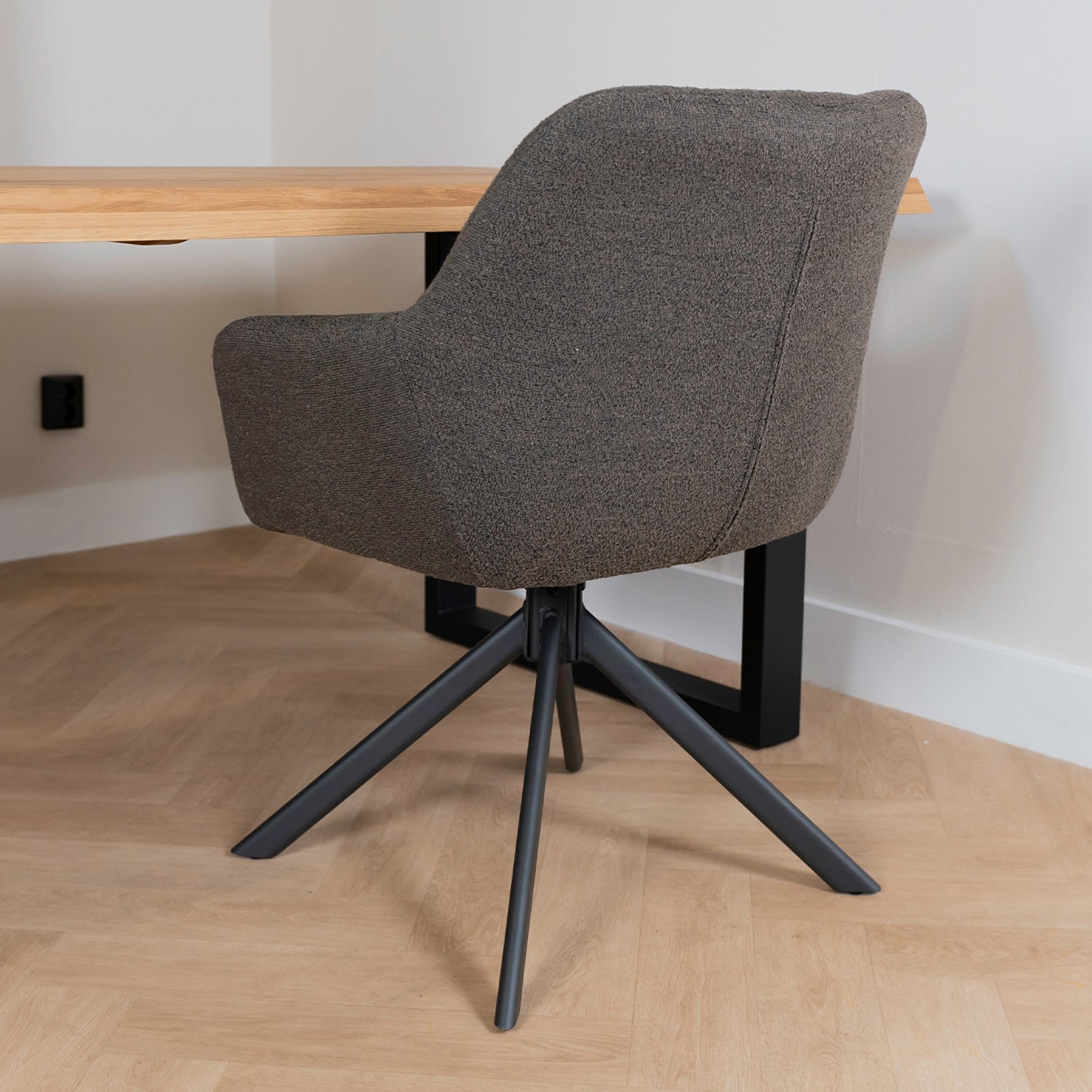 bouclé donkerbruin eetstoel 