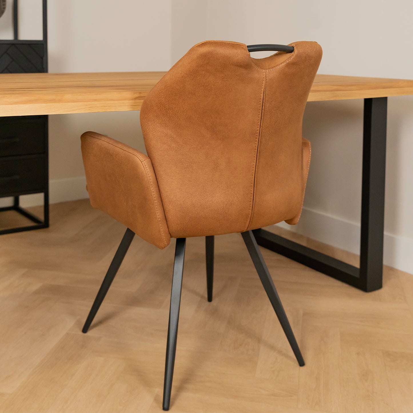 Eetkamerstoel Puck | Cognac Microvezel | Magazijn leegverkoop