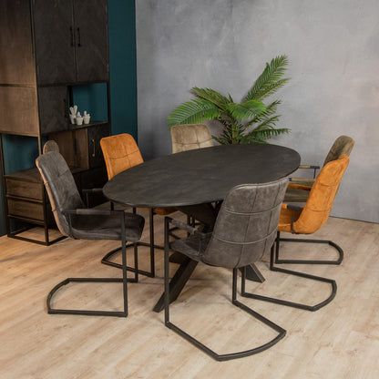 industriele eetkamerstoel met ovale eetkamertafel zwart mangohout