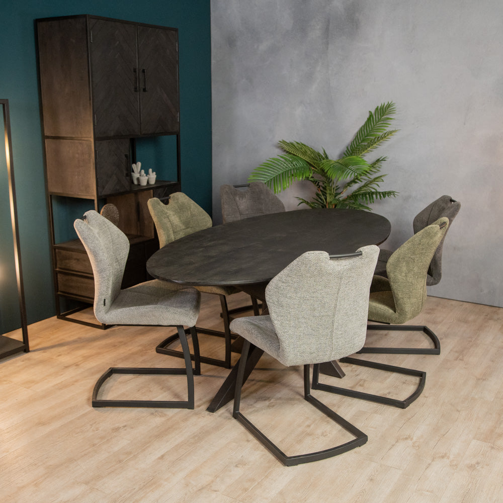 ovale eetkamertafel met moderne eetkamerstoelen