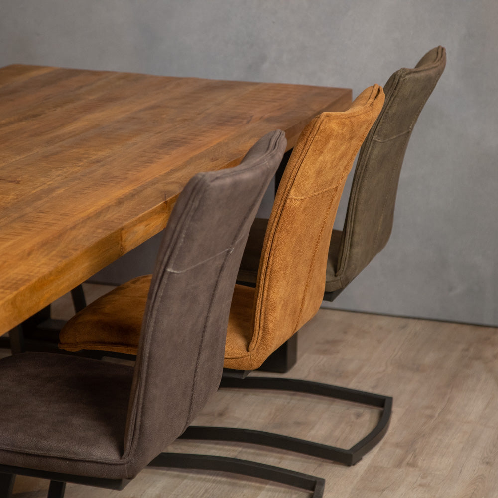 sfeerfoto mangohouten eettafel industrieel