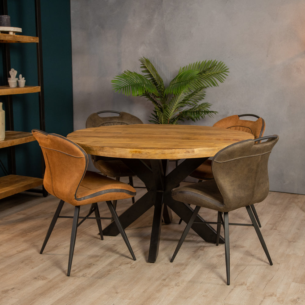 eettafel rond industrieel mangohout met industriele stoelen