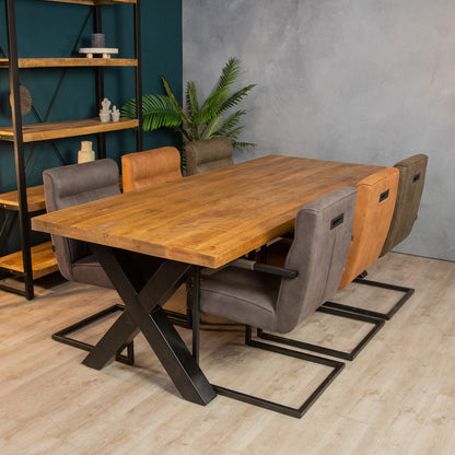 industriele stoelen aan eetkamertafel zeus mangohout