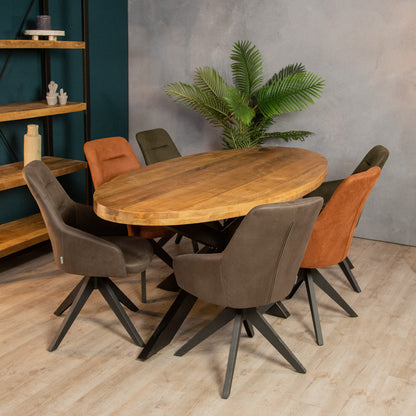 freya eettafel ovaal met industriele stoelen 