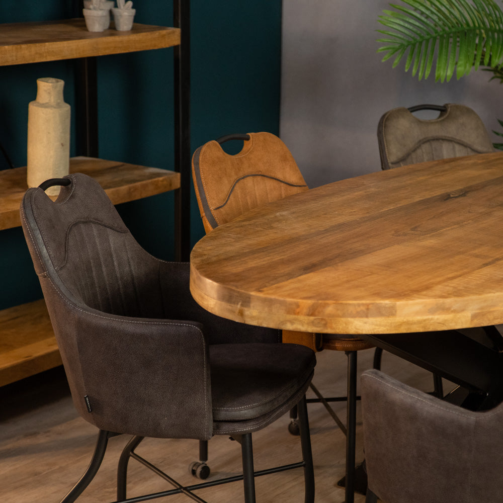 industriele stoelen aan eettafel freya ovaal